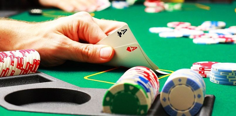 Big Blind và small blind là hai vị trí đặt tiền trên bàn Poker